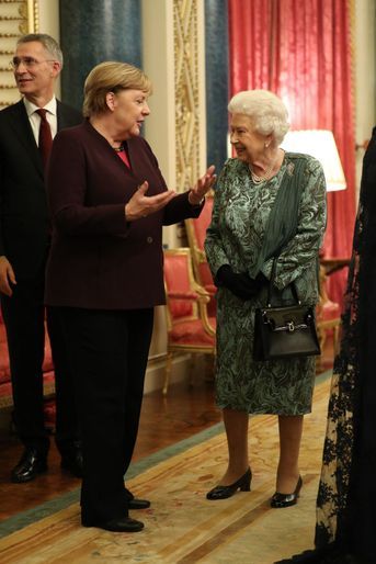 La reine Elizabeth II avec la chancelière allemande Angela Merkel à Londres, le 3 décembre 2019