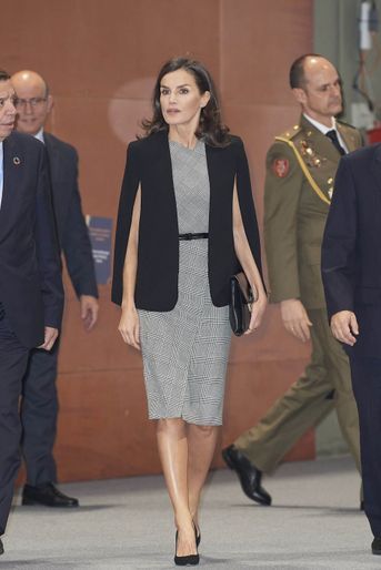 La reine Letizia d&#039;Espagne dans une robe Hugo Boss et une veste cape Zara à Madrid, le 11 décembre 2019