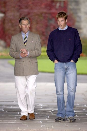 Le prince William, avec son père Charles, lors de son entrée à l’université de St Andrews, en Ecosse, en septembre 2001.