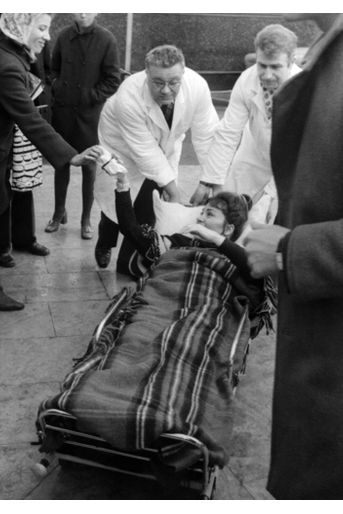 Rika Zaraï, immobilisée après son accident de voiture, est transportée en civière dans un studio de télévision où elle doit enregistrer une émission, à Paris en février 1970.