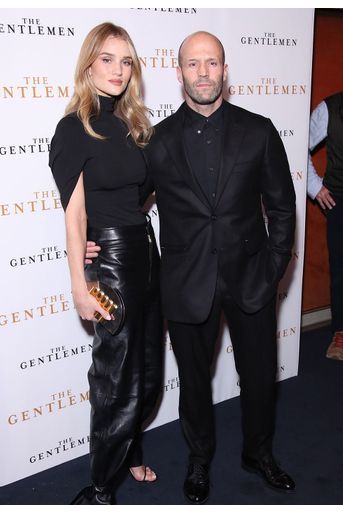 Jason Statham et sa compagne Rosie Huntington Whiteley lors de la première du film &quot;The Gentleman&quot; à Londres le 3 décembre 2019. 