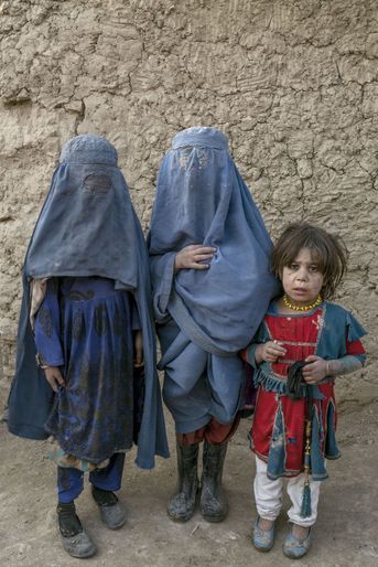 <br />
Dans un camp de déplacés, à Kaboul. Ces fillettes viennent du Helmand, une région ultra-conservatrice où on les « habitue »à la burqa, avant de l’imposer dès l’âge de 9 ans. 