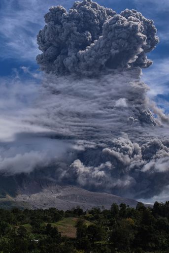 Un nuage de 5000 mètres s&#039;est échappé du volcan Sinabung. 