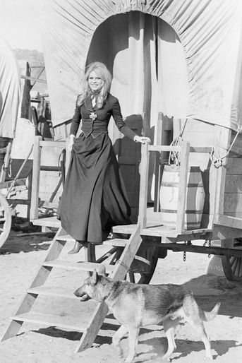 « Pendant le tournage, un chariot du Far West lui sert de cabine. » - Paris Match n°981, 27 janvier 1968