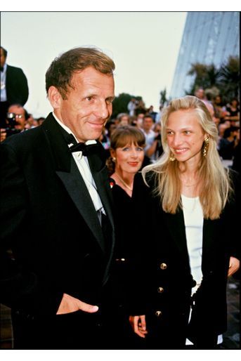 Patrick Poivre d&#039;Arvor et sa fille Solenn, sur les marches de Cannes, en mai 1992.