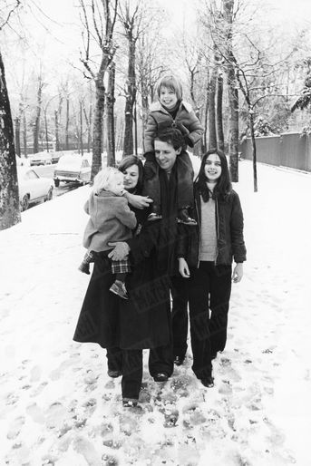 « Patrick Poivre d'Arvor, le tendre père. En 1977, le jeune homme de télévision le plus discret nous présentait sa famille. Une promenade en hiver: Solenn, 2 ans, dans les bras de sa maman, Véronique, Arnaud, 6 ans, sur les épaules de son père, et Dorothée, 10 ans. » - Paris Match n°2385, 9 février 1995