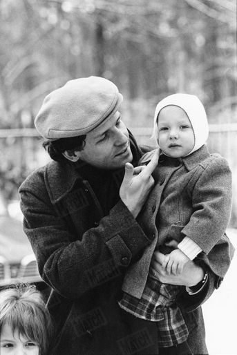 Solenn, dans les bras de son père, le 19 février 1977.