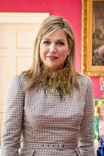 La reine Maxima des Pays-Bas avec un collier en plumes, le 23 mars 2018