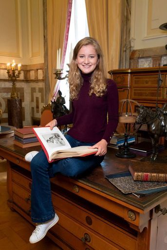 La princesse Elisabeth de Belgique sur l&#039;une des photos officielles de ses 18 ans, prise à l&#039;été 2019