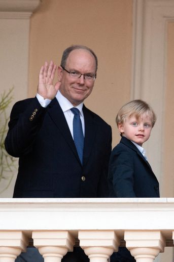 Le prince Albert II de Monaco avec son fils et héritier le prince Jacques à Monaco, le 23 juin 2020