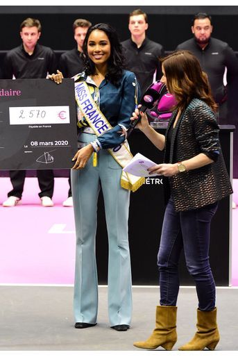 Clémence Botino remet un chèque de l&#039;association &quot;Les bonnes fées&quot; lors de la finale du nouveau tournoi de tennis WTA l&#039;&quot;Open 6ème Sens&quot; à Lyon le 8 mars 2020.