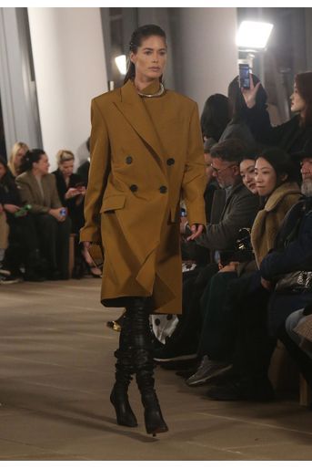 Doutzen Kroes défile pour Proenza Schouler lors de la Fashion Week à New York, le 10 février 2020. 