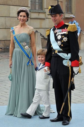 Mary et Frederik de Danemark, avec leur fils Christian, au mariage de la princesse Victoria de Suède et de Daniel Westling, samedi 19 juin 2010 au palais royal de Stockholm. 