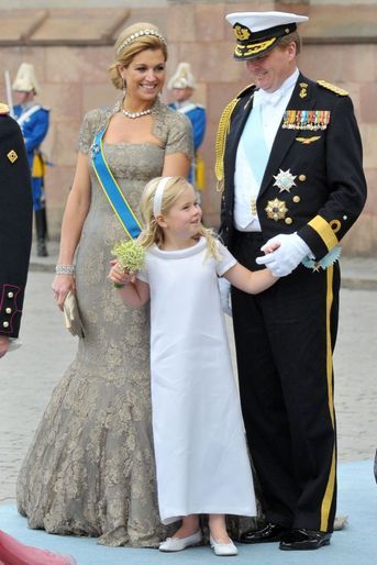 Maxima et Willem-Alexander des Pays, avec leur fille Catharina-Amalia au mariage de la princesse Victoria de Suède et de Daniel Westling, samedi 19 juin 2010 au palais royal de Stockholm. 