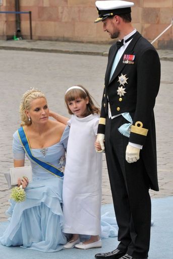 Mette-Marit et Haakon de Norvège, avec leur fille Ingrid-Alexandra, au mariage de la princesse Victoria de Suède et de Daniel Westling, samedi 19 juin 2010 au palais royal de Stockholm. 