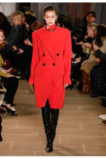 Gigi Hadid défile pour Proenza Schouler lors de la Fashion Week à New York, le 10 février 2020. 