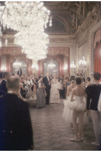 « Sous les lustres, l'opéra à domicile. Dans la salle des fêtes de l'Élysée, après le dîner de 130 couverts et les toasts traditionnels, c'est l'heure du divertissement. 230 invités sont serrés sur des chaises dorées. Au premier rang Mme de Gaulle, le prince Rainier, le Président et la princesse Grace en robe de satin pailletée de cristal, signée Lanvin; sur la minuscule scène de 5 mètres sur 6, c'est un grand spectacle donné par le corps de ballet de l'Opéra. Au programme : “Le Clair de Lune ” de Debussy; “Le Casse-noisette” de Tchaikowsky et “La Suite en blanc ” de Lalo. » - Paris Match n°550, samedi 24 octobre 1959.