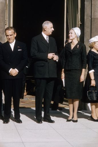 Grace de Monaco et le prince Rainier III de Monaco reçus par le président Charles de Gaulle, au Palais de l'Elysée, en octobre 1959.