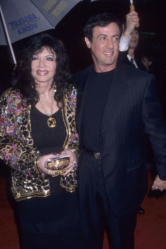 Jackie et Sylvester Stallone à la première du film «Daylight» à Los Angeles en 1996