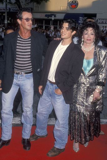 Sylvester et Jackie Stallone avec le fils de l'acteur, Sage, à la première du film «True Lies» à Los Angeles en 1994