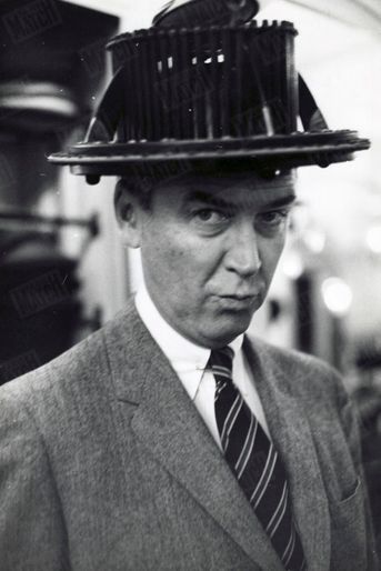 « Le premier chapeau est trop discret, le second trop encombrant : c'est l'appareil à mesurer le tour de tête ». James Stewart dans Paris Match n°553, daté du 14 novembre 1959