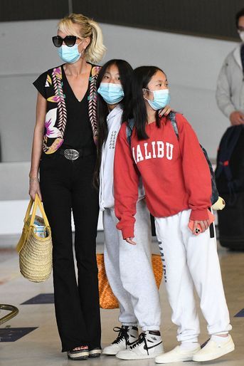 Laeticia Hallyday avec ses filles Jade et Joy à l'aéroport de Paris-Charles-de-Gaulle le 18 juin 2020