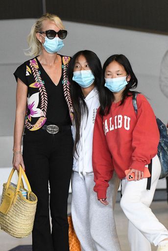 Laeticia Hallyday avec ses filles Jade et Joy à l'aéroport de Paris-Charles-de-Gaulle le 18 juin 2020