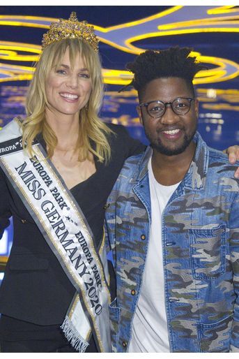 Miss Germany 2020 et le chanteur-compositeur Kelvin Jones au concours de Miss Germany, le 15 février 2020. 