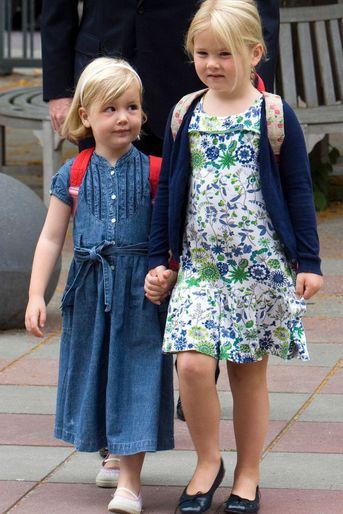 La princesse Alexia des Pays-Bas, avec sa grande soeur, lors de son premier jour d&#039;école, le 29 juin 2009