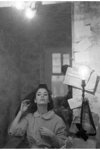 Marie-José Nat, dans sa loge du Théâtre du Palais-Royal, où elle jouait « Un dimanche à New York », en décembre 1962.