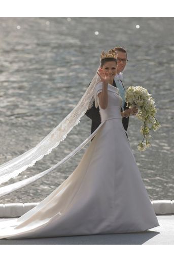 La princesse Victoria de Suède dans sa robe de mariée de Pär Engsheden, le 19 juin 2010