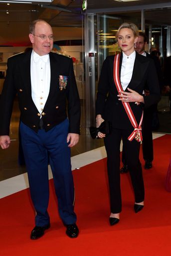 La princesse Charlène, en smoking noir, et le prince Albert II de Monaco à Monaco, le 19 novembre 2019