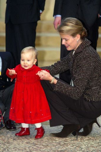 La princesse Elisabeth de Belgique avec la mère la princesse Mathilde, le 19 décembre 2002