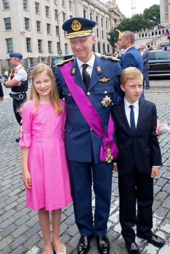 La princesse Elisabeth de Belgique avec le roi des Belges Philippe et le prince Emmanuel, le 21 juillet 2015