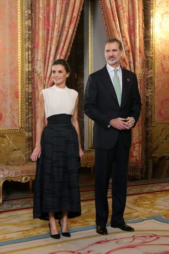 La reine Letizia, dans une jupe H&M Conscious Exclusive, et le roi Felipe VI d'Espagne à Madrid, le 2 décembre 2019