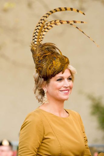 La princesse Maxima des Pays-Bas avec un chapeau orné de plumes, le 20 octobre 2012