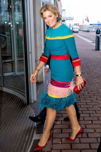 La reine Maxima des Pays-Bas dans une robe agrémentée de plumes le 26 novembre 2018