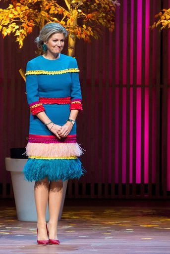La reine Maxima des Pays-Bas dans une robe agrémentée de plumes le 26 novembre 2018