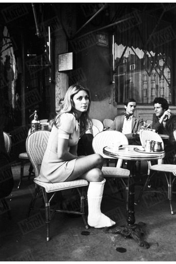 Sharon Tate, la jambe plâtrée après une chute dans l'escalier de son hôtel, en terrasse du café "Les deux Magots" à Saint-Germain-des-Prés, à Paris, en octobre 1968.