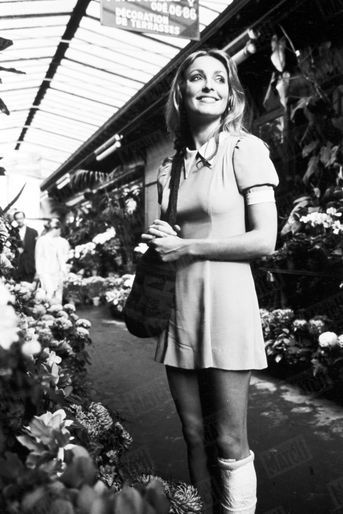 Sharon Tate, la jambe plâtrée après une chute dans l'escalier de son hôtel, se promène dans le marché aux fleurs de l'Île de la Cité, à Paris, en octobre 1968.