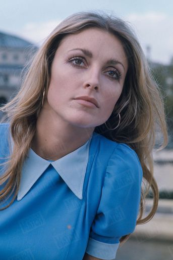 Sharon Tate posant assis sur le Pont Notre-Dame, à Paris, en octobre 1968.