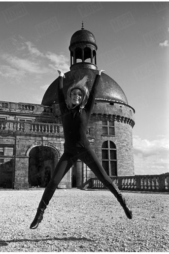 Sharon Tate, devant le château de Hautefort en Dordogne, pour le tournage du film "Le Mystère des treize" de Jack Lee Thompson, en septembre 1965.