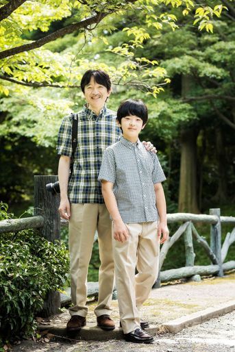 Le prince Hisahito du Japon avec son père, le prince héritier Fumihito d&#039;Akishino, dans le jardin de leur résidence à Tokyo, le 10 août 2020. Photo diffusée le 6 septembre 2020 pour ses 14 ans