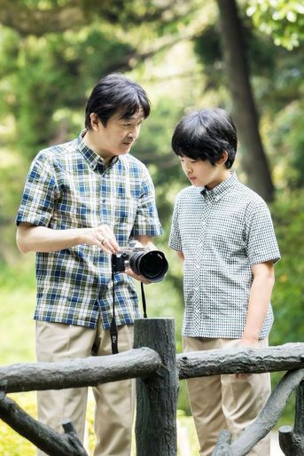 Les princes Hisahito et Fumihito d&#039;Akishino du Japon, dans le jardin de leur résidence à Tokyo, le 10 août 2020. Photo diffusée le 6 septembre 2020 pour ses 14 ans