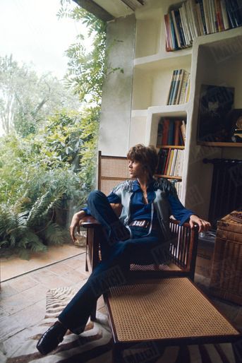 Jane Fonda dans sa propriété de campagne, à 80 km de Paris, en 1969.