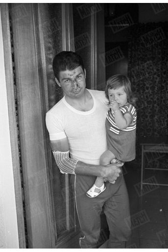 Le 18 juillet 1968, Poulidor, blessé lors d'une chute sur le Tour, a dû abandonner. Sa fille est son réconfort. 