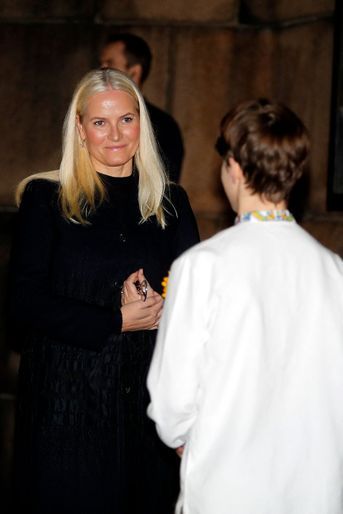 La princesse Mette-Marit de Norvège avec un jeune Ukrainien à Oslo, le 1er mars 2022