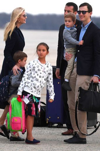 Ivanka Trump et Jared Kushner avec leurs trois enfants Arabella, Joseph et Theodore à la descente d'Air Force One, le 10 mars 2019.