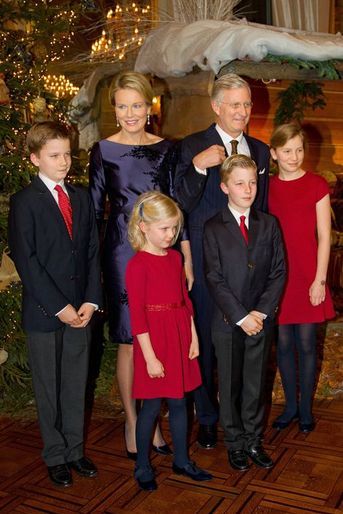 La reine Mathilde de Belgique avec le roi Philippe et leurs enfants pour le traditionnel concert de Noël, le 16 décembre 2015