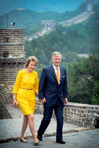 La reine Mathilde de Belgique avec le roi Philippe sur la Grande Murailles de Chine, le 23 juin 2015
